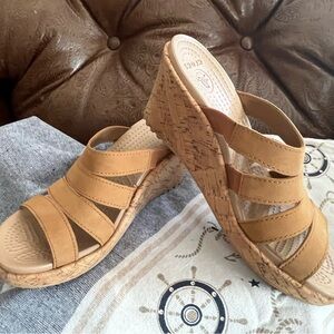 CROCS Aleigh tan wedges W6 sizing